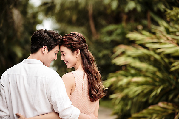 포토 JPG 주간 나무 해외기획촬영 라이프스타일 부부 커플 여자 남자 행복 커플라이프 와이셔츠 신혼부부 안기 사랑 미소 사람 동양인 상반신 성인 야외 두명 뒷모습 아웃포커스 30대 한국인 신혼여행 이마맞대기 2015년태국 장년만 성인만 국내포토 자연요소 식물 감정 뷰포인트 결혼 셔츠 관계 모션 촬영기법 표정 인종 생활 장년 신혼 얼굴맞대기 파일형식