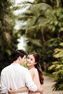 포토 JPG 주간 나무 해외기획촬영 라이프스타일 부부 커플 원피스 여자 남자 행복 커플라이프 와이셔츠 신혼부부 안기 포옹 사랑 미소 사람 동양인 상반신 성인 야외 두명 옆모습 뒷모습 아웃포커스 30대 한국인 신혼여행 뒤돌아보기 2015년태국 장년만 성인만 국내포토 자연요소 식물 옷 감정 뷰포인트 결혼 셔츠 관계 모션 촬영기법 표정 인종 생활 장년 신혼 파일형식