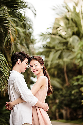 포토 JPG 주간 나무 해외기획촬영 라이프스타일 부부 커플 원피스 여자 남자 행복 커플라이프 와이셔츠 신혼부부 안기 포옹 사랑 서기 미소 사람 동양인 상반신 성인 야외 두명 옆모습 30대 마주보기 한국인 신혼여행 2015년태국 장년만 성인만 국내포토 자연요소 식물 옷 감정 뷰포인트 결혼 셔츠 관계 모션 표정 인종 생활 장년 신혼 파일형식