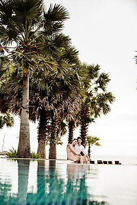 포토 JPG 주간 해외기획촬영 라이프스타일 부부 커플 원피스 여자 남자 행복 커플라이프 와이셔츠 신혼부부 안기 어깨동무 사랑 미소 사람 앉기 동양인 상반신 성인 해변 야외 두명 옆모습 30대 기댐 한국인 신혼여행 다리꼬기 긴바지 2015년태국 장년만 성인만 국내포토 자연요소 옷 감정 바다 뷰포인트 포즈 결혼 셔츠 바지 관계 모션 표정 인종 생활 장년 신혼 파일형식