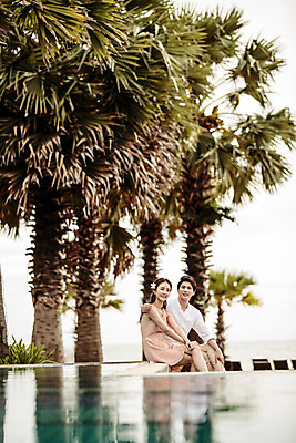 포토 JPG 주간 해외기획촬영 라이프스타일 부부 커플 원피스 여자 남자 행복 커플라이프 와이셔츠 신혼부부 안기 어깨동무 사랑 미소 사람 앉기 동양인 상반신 성인 해변 야외 두명 옆모습 30대 한국인 신혼여행 다리꼬기 긴바지 2015년태국 장년만 성인만 국내포토 자연요소 옷 감정 바다 뷰포인트 포즈 결혼 셔츠 바지 관계 모션 표정 인종 생활 장년 신혼 파일형식