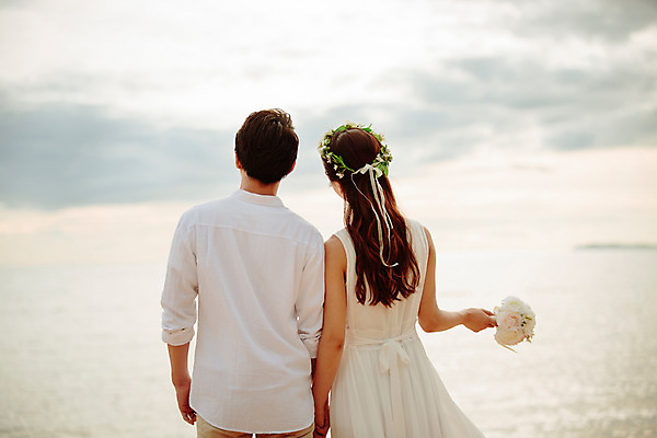 포토 JPG 주간 해외기획촬영 라이프스타일 부부 커플 원피스 여자 남자 행복 신부 부케 커플라이프 신랑 와이셔츠 신혼부부 사랑 들기 사람 동양인 상반신 성인 해변 야외 두명 뒷모습 30대 화관 한국인 신혼여행 2015년태국 장년만 성인만 국내포토 자연요소 옷 꽃 감정 바다 뷰포인트 꽃다발 결혼 셔츠 관계 모션 인종 생활 장년 신혼 파일형식