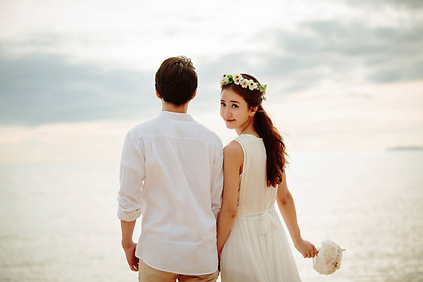 포토 JPG 주간 해외기획촬영 라이프스타일 부부 커플 원피스 여자 남자 행복 신부 부케 커플라이프 신랑 와이셔츠 신혼부부 사랑 미소 들기 사람 동양인 상반신 성인 해변 야외 두명 뒷모습 30대 화관 한국인 신혼여행 뒤돌아보기 2015년태국 장년만 성인만 국내포토 자연요소 옷 꽃 감정 바다 뷰포인트 꽃다발 결혼 셔츠 관계 모션 표정 인종 생활 장년 신혼 파일형식