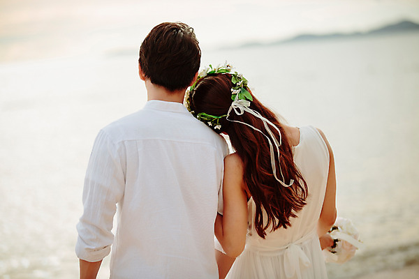 포토 JPG 주간 해외기획촬영 라이프스타일 부부 커플 원피스 여자 남자 행복 신부 커플라이프 신랑 와이셔츠 신혼부부 사랑 사람 동양인 상반신 성인 해변 야외 두명 뒷모습 30대 기댐 화관 한국인 신혼여행 2015년태국 장년만 성인만 국내포토 자연요소 옷 꽃 감정 바다 뷰포인트 결혼 셔츠 관계 모션 인종 생활 장년 신혼 파일형식