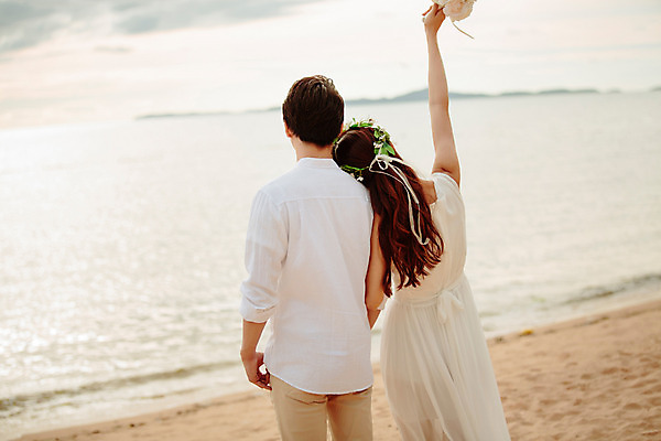 포토 JPG 주간 해외기획촬영 라이프스타일 부부 커플 원피스 여자 남자 행복 신부 부케 커플라이프 신랑 와이셔츠 신혼부부 사랑 서기 들기 사람 동양인 상반신 성인 해변 야외 두명 뒷모습 30대 기댐 화관 한국인 신혼여행 2015년태국 장년만 성인만 국내포토 자연요소 옷 꽃 감정 바다 뷰포인트 꽃다발 결혼 셔츠 관계 모션 인종 생활 장년 신혼 파일형식