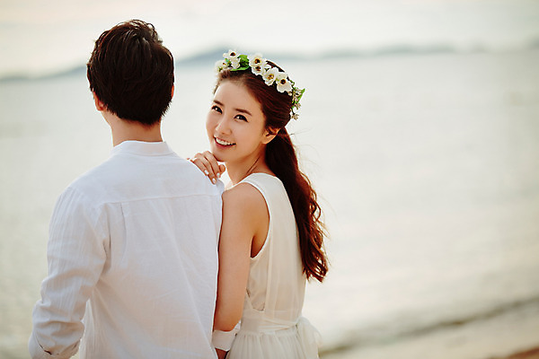 포토 JPG 주간 해외기획촬영 라이프스타일 부부 커플 원피스 여자 남자 행복 신부 커플라이프 신랑 와이셔츠 신혼부부 사랑 미소 사람 동양인 상반신 성인 해변 야외 두명 뒷모습 30대 화관 한국인 신혼여행 뒤돌아보기 2015년태국 장년만 성인만 국내포토 자연요소 옷 꽃 감정 바다 뷰포인트 결혼 셔츠 관계 모션 표정 인종 생활 장년 신혼 파일형식