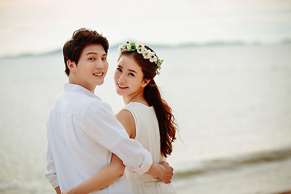 포토 JPG 주간 해외기획촬영 라이프스타일 부부 커플 원피스 여자 남자 행복 신부 커플라이프 신랑 와이셔츠 신혼부부 안기 사랑 미소 사람 동양인 상반신 성인 해변 야외 두명 뒷모습 30대 화관 한국인 신혼여행 뒤돌아보기 2015년태국 장년만 성인만 국내포토 자연요소 옷 꽃 감정 바다 뷰포인트 결혼 셔츠 관계 모션 표정 인종 생활 장년 신혼 파일형식