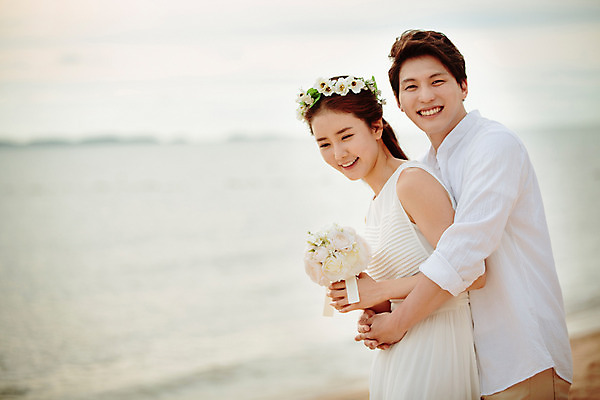 포토 JPG 주간 해외기획촬영 라이프스타일 부부 커플 원피스 여자 남자 행복 신부 부케 커플라이프 신랑 와이셔츠 신혼부부 안기 사랑 서기 미소 들기 사람 동양인 상반신 성인 해변 야외 두명 옆모습 30대 화관 한국인 신혼여행 백허그 2015년태국 장년만 성인만 국내포토 자연요소 옷 꽃 감정 바다 뷰포인트 꽃다발 결혼 셔츠 관계 모션 포옹 표정 인종 생활 장년 신혼 파일형식