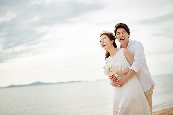포토 JPG 주간 해외기획촬영 라이프스타일 부부 커플 원피스 여자 남자 행복 신부 부케 커플라이프 신랑 와이셔츠 신혼부부 안기 사랑 서기 웃음 들기 사람 동양인 상반신 성인 해변 야외 두명 옆모습 30대 화관 한국인 신혼여행 백허그 2015년태국 장년만 성인만 국내포토 자연요소 옷 꽃 감정 바다 뷰포인트 꽃다발 결혼 셔츠 관계 모션 포옹 표정 인종 생활 장년 신혼 파일형식