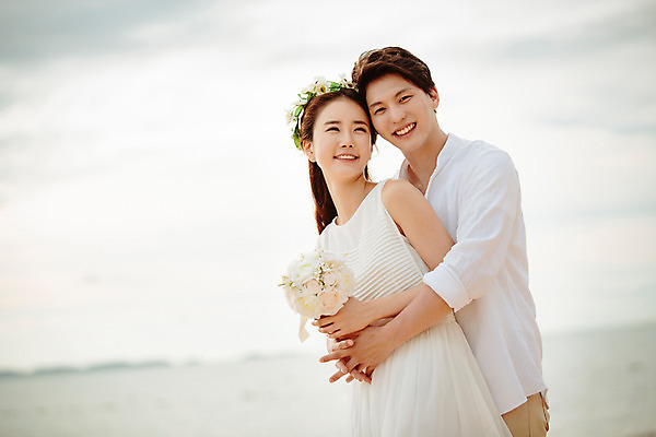 포토 JPG 주간 해외기획촬영 라이프스타일 부부 커플 원피스 여자 남자 행복 신부 부케 커플라이프 신랑 와이셔츠 신혼부부 안기 사랑 미소 들기 사람 동양인 상반신 성인 해변 야외 두명 옆모습 30대 화관 한국인 신혼여행 백허그 2015년태국 장년만 성인만 국내포토 자연요소 옷 꽃 감정 바다 뷰포인트 꽃다발 결혼 셔츠 관계 모션 포옹 표정 인종 생활 장년 신혼 파일형식