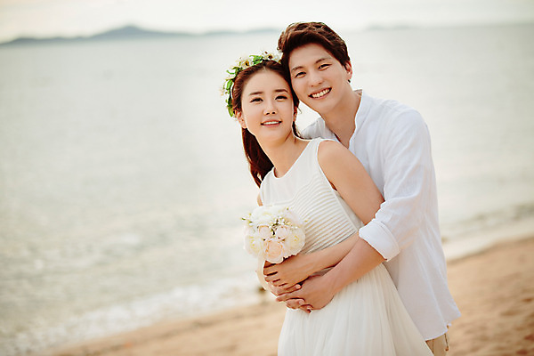 포토 JPG 주간 해외기획촬영 라이프스타일 부부 커플 원피스 여자 남자 행복 신부 부케 커플라이프 신랑 와이셔츠 신혼부부 안기 사랑 서기 미소 들기 사람 동양인 상반신 성인 해변 야외 두명 옆모습 30대 화관 한국인 신혼여행 백허그 2015년태국 장년만 성인만 국내포토 자연요소 옷 꽃 감정 바다 뷰포인트 꽃다발 결혼 셔츠 관계 모션 포옹 표정 인종 생활 장년 신혼 파일형식