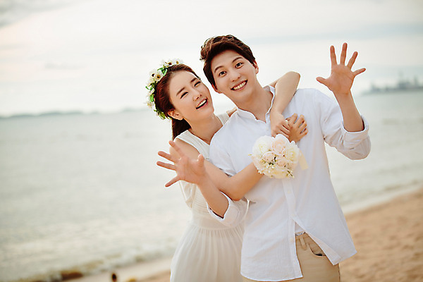 포토 JPG 주간 해외기획촬영 라이프스타일 부부 커플 원피스 여자 남자 행복 신부 부케 커플라이프 신랑 와이셔츠 장난 신혼부부 안기 사랑 서기 미소 들기 사람 동양인 상반신 성인 해변 야외 두명 앞모습 30대 손들기 화관 한국인 신혼여행 백허그 2015년태국 장년만 성인만 국내포토 자연요소 옷 꽃 감정 바다 뷰포인트 꽃다발 결혼 셔츠 관계 모션 포옹 표정 인종 생활 장년 신혼 파일형식