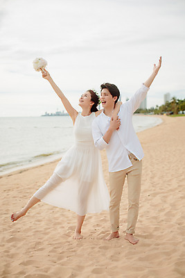 포토 JPG 주간 전신 해외기획촬영 라이프스타일 부부 커플 원피스 여자 남자 행복 신부 부케 커플라이프 신랑 와이셔츠 신혼부부 맨발 사랑 서기 웃음 들기 사람 동양인 성인 해변 야외 두명 앞모습 30대 모래사장 손들기 화관 한국인 신혼여행 긴바지 2015년태국 장년만 성인만 국내포토 자연요소 옷 꽃 감정 바다 뷰포인트 꽃다발 결혼 셔츠 바지 관계 모션 발 표정 인종 생활 장년 신혼 파일형식
