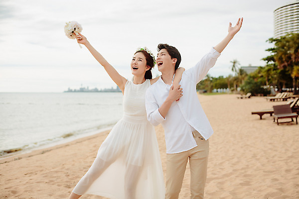 포토 JPG 주간 해외기획촬영 라이프스타일 부부 커플 원피스 여자 남자 행복 신부 부케 커플라이프 신랑 와이셔츠 신혼부부 사랑 서기 웃음 들기 사람 동양인 상반신 성인 해변 야외 두명 앞모습 30대 손들기 화관 한국인 신혼여행 긴바지 2015년태국 장년만 성인만 국내포토 자연요소 옷 꽃 감정 바다 뷰포인트 꽃다발 결혼 셔츠 바지 관계 모션 표정 인종 생활 장년 신혼 파일형식