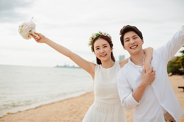 포토 JPG 주간 해외기획촬영 라이프스타일 부부 커플 원피스 여자 남자 행복 신부 부케 커플라이프 신랑 와이셔츠 신혼부부 어깨동무 사랑 미소 들기 사람 동양인 상반신 성인 해변 야외 두명 앞모습 30대 손들기 화관 한국인 신혼여행 2015년태국 장년만 성인만 국내포토 자연요소 옷 꽃 감정 바다 뷰포인트 꽃다발 포즈 결혼 셔츠 관계 모션 표정 인종 생활 장년 신혼 파일형식