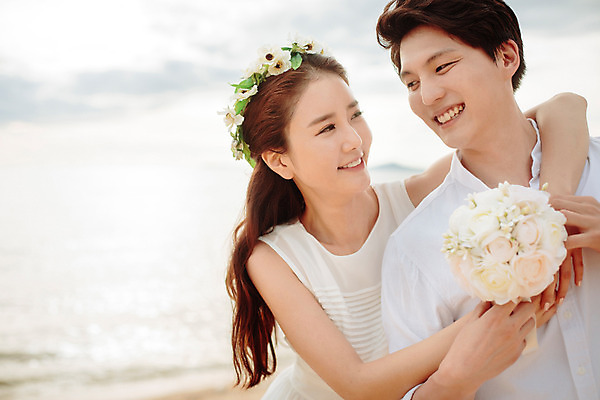 포토 JPG 주간 해외기획촬영 라이프스타일 부부 커플 여자 남자 행복 신부 부케 커플라이프 신랑 신혼부부 어깨동무 사랑 미소 들기 사람 동양인 상반신 성인 해변 야외 두명 앞모습 30대 마주보기 화관 한국인 신혼여행 2015년태국 장년만 성인만 국내포토 자연요소 꽃 감정 바다 뷰포인트 꽃다발 포즈 결혼 관계 모션 표정 인종 생활 장년 신혼 파일형식