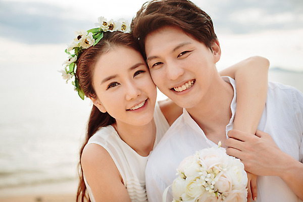 포토 JPG 주간 해외기획촬영 라이프스타일 부부 커플 여자 남자 행복 신부 부케 커플라이프 신랑 신혼부부 어깨동무 사랑 미소 사람 동양인 상반신 성인 해변 야외 두명 앞모습 30대 화관 한국인 신혼여행 2015년태국 장년만 성인만 국내포토 자연요소 꽃 감정 바다 뷰포인트 꽃다발 포즈 결혼 관계 표정 인종 생활 장년 신혼 파일형식