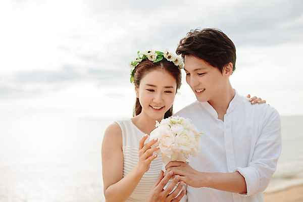 포토 JPG 주간 해외기획촬영 라이프스타일 부부 커플 여자 남자 행복 신부 부케 커플라이프 신랑 신혼부부 사랑 미소 들기 사람 동양인 상반신 성인 해변 야외 두명 앞모습 30대 화관 한국인 신혼여행 2015년태국 장년만 성인만 국내포토 자연요소 꽃 감정 바다 뷰포인트 꽃다발 결혼 관계 모션 표정 인종 생활 장년 신혼 파일형식