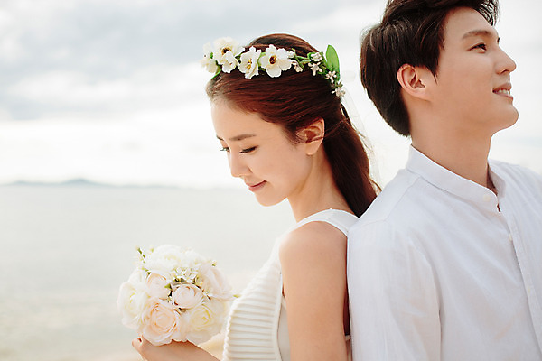 포토 JPG 주간 해외기획촬영 라이프스타일 부부 커플 여자 남자 행복 신부 부케 커플라이프 신랑 신혼부부 사랑 미소 들기 사람 동양인 상반신 성인 해변 야외 두명 옆모습 30대 화관 한국인 신혼여행 등맞대기 2015년태국 장년만 성인만 국내포토 자연요소 꽃 감정 바다 뷰포인트 꽃다발 결혼 관계 모션 표정 인종 생활 장년 신혼 파일형식