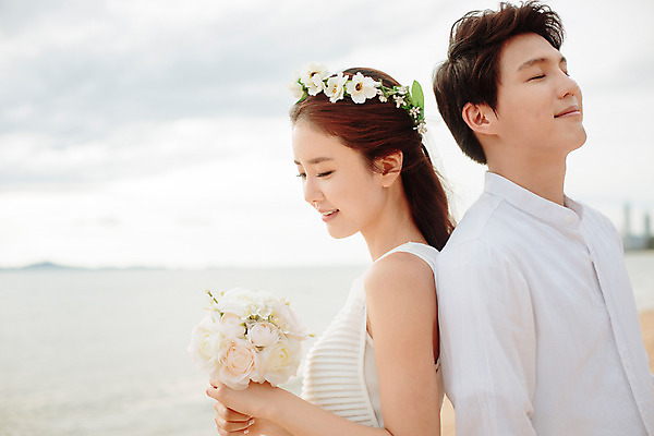 포토 JPG 주간 해외기획촬영 라이프스타일 부부 커플 여자 남자 행복 신부 부케 커플라이프 신랑 신혼부부 사랑 미소 들기 사람 동양인 상반신 성인 해변 야외 두명 옆모습 30대 눈감음 화관 한국인 신혼여행 등맞대기 2015년태국 장년만 성인만 국내포토 자연요소 꽃 감정 바다 뷰포인트 꽃다발 결혼 관계 모션 표정 인종 생활 장년 신혼 파일형식