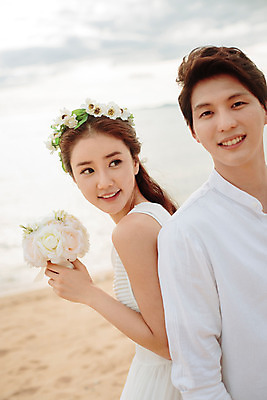 포토 JPG 주간 해외기획촬영 라이프스타일 부부 커플 여자 남자 행복 신부 부케 커플라이프 신랑 신혼부부 사랑 미소 들기 사람 동양인 상반신 성인 해변 야외 두명 30대 화관 한국인 신혼여행 등맞대기 2015년태국 장년만 성인만 국내포토 자연요소 꽃 감정 바다 꽃다발 결혼 관계 모션 표정 인종 생활 장년 신혼 파일형식