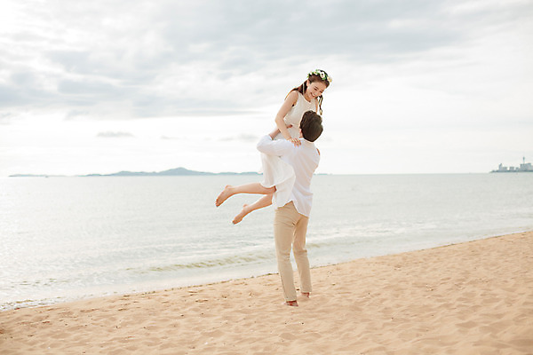 포토 JPG 주간 전신 해외기획촬영 라이프스타일 부부 커플 원피스 여자 남자 행복 신부 커플라이프 신랑 와이셔츠 신혼부부 안기 맨발 사랑 서기 미소 들기 사람 동양인 성인 해변 야외 두명 뒷모습 30대 모래사장 화관 한국인 신혼여행 긴바지 2015년태국 장년만 성인만 국내포토 자연요소 옷 꽃 감정 바다 뷰포인트 결혼 셔츠 바지 관계 모션 발 표정 인종 생활 장년 신혼 파일형식