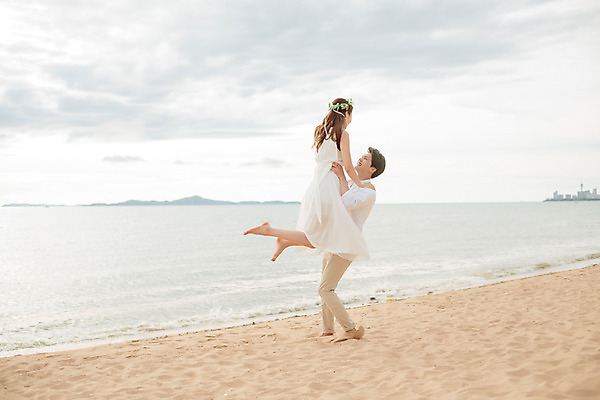 포토 JPG 주간 전신 해외기획촬영 라이프스타일 부부 커플 원피스 여자 남자 행복 신부 커플라이프 신랑 와이셔츠 신혼부부 안기 맨발 사랑 서기 미소 들기 사람 동양인 성인 해변 야외 두명 30대 모래사장 화관 한국인 신혼여행 긴바지 2015년태국 장년만 성인만 국내포토 자연요소 옷 꽃 감정 바다 결혼 셔츠 바지 관계 모션 발 표정 인종 생활 장년 신혼 파일형식