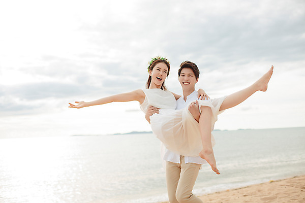포토 JPG 주간 전신 해외기획촬영 라이프스타일 부부 커플 원피스 여자 남자 행복 신부 커플라이프 신랑 신혼부부 안기 맨발 사랑 서기 미소 웃음 들기 사람 동양인 상반신 성인 해변 야외 두명 옆모습 30대 화관 한국인 신혼여행 손뻗기 2015년태국 장년만 성인만 국내포토 자연요소 옷 꽃 감정 바다 뷰포인트 결혼 관계 모션 발 표정 인종 생활 장년 신혼 파일형식