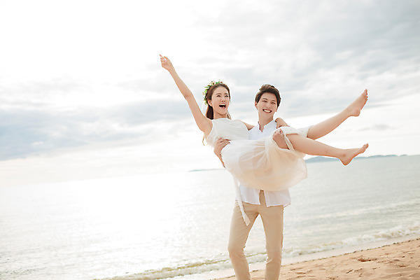 포토 JPG 주간 전신 해외기획촬영 라이프스타일 부부 커플 원피스 여자 남자 행복 신부 커플라이프 신랑 신혼부부 안기 맨발 사랑 서기 미소 웃음 들기 사람 동양인 상반신 성인 해변 야외 두명 앞모습 옆모습 30대 손들기 화관 한국인 신혼여행 긴바지 2015년태국 장년만 성인만 국내포토 자연요소 옷 꽃 감정 바다 뷰포인트 결혼 바지 관계 모션 발 표정 인종 생활 장년 신혼 파일형식