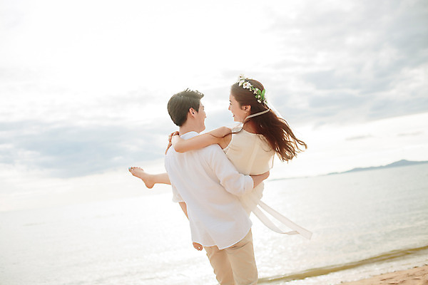 포토 JPG 주간 전신 해외기획촬영 라이프스타일 부부 커플 여자 남자 행복 신부 커플라이프 신랑 와이셔츠 신혼부부 안기 맨발 사랑 서기 미소 들기 사람 동양인 상반신 성인 해변 야외 두명 30대 화관 한국인 신혼여행 2015년태국 장년만 성인만 국내포토 자연요소 꽃 감정 바다 결혼 셔츠 관계 모션 발 표정 인종 생활 장년 신혼 파일형식