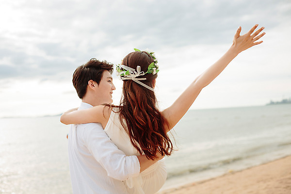 포토 JPG 주간 해외기획촬영 라이프스타일 부부 커플 여자 남자 행복 신부 커플라이프 신랑 신혼부부 안기 사랑 미소 들기 사람 동양인 상반신 성인 해변 야외 두명 옆모습 뒷모습 30대 손들기 화관 한국인 신혼여행 2015년태국 장년만 성인만 국내포토 자연요소 꽃 감정 바다 뷰포인트 결혼 관계 모션 표정 인종 생활 장년 신혼 파일형식