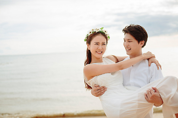 포토 JPG 주간 해외기획촬영 라이프스타일 부부 커플 원피스 여자 남자 행복 신부 커플라이프 신랑 신혼부부 안기 사랑 미소 웃음 들기 사람 동양인 상반신 성인 해변 야외 두명 앞모습 옆모습 30대 화관 한국인 신혼여행 2015년태국 장년만 성인만 국내포토 자연요소 옷 꽃 감정 바다 뷰포인트 결혼 관계 모션 표정 인종 생활 장년 신혼 파일형식