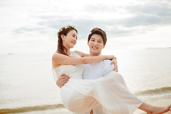 포토 JPG 주간 전신 해외기획촬영 라이프스타일 부부 커플 원피스 여자 남자 행복 신부 커플라이프 신랑 신혼부부 안기 맨발 사랑 미소 들기 사람 동양인 상반신 성인 해변 야외 두명 앞모습 옆모습 30대 화관 한국인 신혼여행 2015년태국 장년만 성인만 국내포토 자연요소 옷 꽃 감정 바다 뷰포인트 결혼 관계 모션 발 표정 인종 생활 장년 신혼 파일형식
