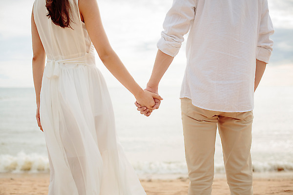 포토 JPG 주간 해외기획촬영 라이프스타일 부부 커플 원피스 여자 남자 행복 신부 커플라이프 신랑 와이셔츠 신혼부부 사랑 서기 사람 동양인 상반신 성인 해변 야외 두명 뒷모습 30대 손잡기 한국인 신혼여행 긴바지 2015년태국 장년만 성인만 국내포토 자연요소 옷 감정 바다 뷰포인트 결혼 셔츠 바지 관계 모션 인종 생활 장년 신혼 파일형식