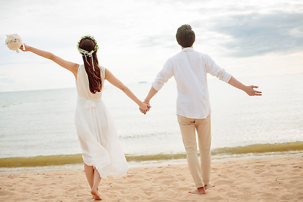 포토 JPG 주간 전신 해외기획촬영 라이프스타일 부부 커플 원피스 여자 남자 행복 신부 부케 커플라이프 신랑 와이셔츠 신혼부부 맨발 팔벌리기 사랑 서기 들기 사람 동양인 성인 해변 야외 두명 뒷모습 30대 모래사장 손잡기 화관 산책 한국인 신혼여행 긴바지 2015년태국 장년만 성인만 국내포토 자연요소 옷 꽃 감정 바다 뷰포인트 꽃다발 결혼 셔츠 바지 관계 모션 발 휴식 인종 생활 장년 신혼 파일형식