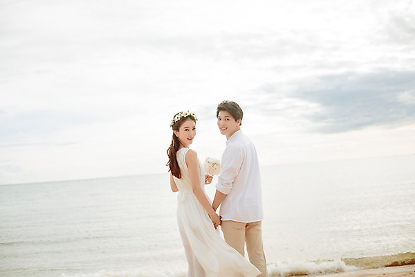 포토 JPG 주간 해외기획촬영 라이프스타일 부부 커플 원피스 여자 남자 행복 신부 부케 커플라이프 신랑 와이셔츠 신혼부부 사랑 서기 미소 들기 사람 동양인 상반신 성인 해변 야외 두명 뒷모습 30대 손잡기 화관 한국인 신혼여행 뒤돌아보기 긴바지 2015년태국 장년만 성인만 국내포토 자연요소 옷 꽃 감정 바다 뷰포인트 꽃다발 결혼 셔츠 바지 관계 모션 표정 인종 생활 장년 신혼 파일형식