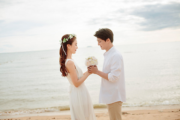 포토 JPG 주간 해외기획촬영 라이프스타일 부부 커플 원피스 여자 남자 행복 신부 부케 커플라이프 신랑 와이셔츠 신혼부부 사랑 서기 미소 들기 사람 동양인 상반신 성인 해변 야외 두명 옆모습 30대 마주보기 화관 한국인 신혼여행 2015년태국 장년만 성인만 국내포토 자연요소 옷 꽃 감정 바다 뷰포인트 꽃다발 결혼 셔츠 관계 모션 표정 인종 생활 장년 신혼 파일형식
