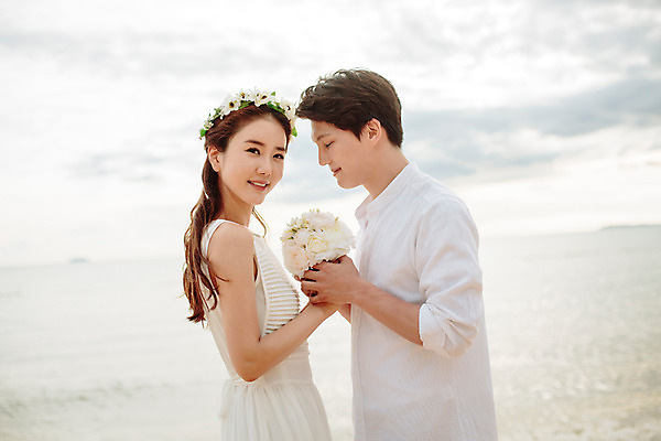 포토 JPG 주간 해외기획촬영 라이프스타일 부부 커플 원피스 여자 남자 행복 신부 부케 커플라이프 신랑 와이셔츠 신혼부부 사랑 미소 들기 사람 동양인 상반신 성인 해변 야외 두명 옆모습 30대 마주보기 화관 한국인 신혼여행 2015년태국 장년만 성인만 국내포토 자연요소 옷 꽃 감정 바다 뷰포인트 꽃다발 결혼 셔츠 관계 모션 표정 인종 생활 장년 신혼 파일형식