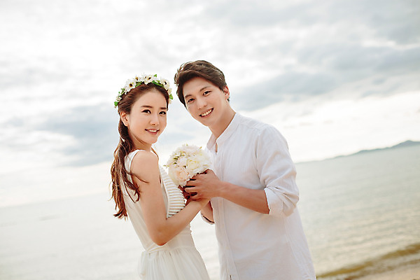 포토 JPG 주간 해외기획촬영 라이프스타일 부부 커플 원피스 여자 남자 행복 신부 부케 커플라이프 신랑 와이셔츠 신혼부부 사랑 미소 들기 사람 동양인 상반신 성인 해변 야외 두명 옆모습 30대 마주보기 화관 한국인 신혼여행 2015년태국 장년만 성인만 국내포토 자연요소 옷 꽃 감정 바다 뷰포인트 꽃다발 결혼 셔츠 관계 모션 표정 인종 생활 장년 신혼 파일형식