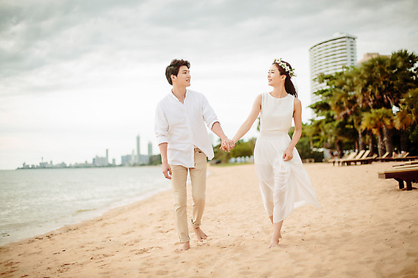 포토 JPG 주간 전신 해외기획촬영 라이프스타일 부부 커플 원피스 여자 남자 행복 신부 커플라이프 신랑 와이셔츠 신혼부부 맨발 사랑 서기 미소 사람 동양인 성인 해변 야외 두명 앞모습 30대 모래사장 마주보기 걷기 손잡기 화관 산책 한국인 신혼여행 긴바지 2015년태국 장년만 성인만 어싱 국내포토 자연요소 옷 꽃 감정 바다 뷰포인트 결혼 셔츠 바지 관계 모션 발 휴식 표정 인종 생활 장년 신혼 파일형식