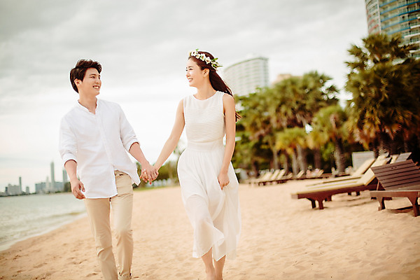 포토 JPG 주간 해외기획촬영 라이프스타일 부부 커플 원피스 여자 남자 행복 신부 커플라이프 신랑 와이셔츠 신혼부부 사랑 서기 미소 사람 동양인 상반신 성인 해변 야외 두명 앞모습 30대 모래사장 마주보기 걷기 손잡기 화관 산책 한국인 신혼여행 긴바지 2015년태국 장년만 성인만 국내포토 자연요소 옷 꽃 감정 바다 뷰포인트 결혼 셔츠 바지 관계 모션 휴식 표정 인종 생활 장년 신혼 파일형식