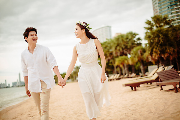 포토 JPG 주간 해외기획촬영 라이프스타일 부부 커플 원피스 여자 남자 행복 신부 커플라이프 신랑 와이셔츠 신혼부부 사랑 서기 미소 사람 동양인 상반신 성인 해변 야외 두명 앞모습 30대 모래사장 마주보기 걷기 손잡기 화관 산책 한국인 신혼여행 긴바지 2015년태국 장년만 성인만 국내포토 자연요소 옷 꽃 감정 바다 뷰포인트 결혼 셔츠 바지 관계 모션 휴식 표정 인종 생활 장년 신혼 파일형식