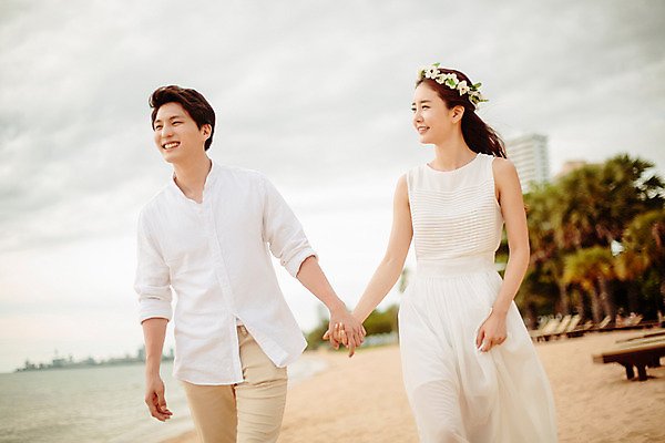포토 JPG 주간 해외기획촬영 라이프스타일 부부 커플 원피스 여자 남자 행복 신부 커플라이프 신랑 와이셔츠 신혼부부 사랑 서기 미소 사람 동양인 상반신 성인 해변 야외 두명 앞모습 30대 걷기 손잡기 화관 산책 한국인 신혼여행 2015년태국 장년만 성인만 국내포토 자연요소 옷 꽃 감정 바다 뷰포인트 결혼 셔츠 관계 모션 휴식 표정 인종 생활 장년 신혼 파일형식