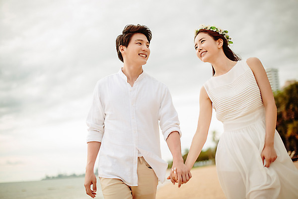 포토 JPG 주간 해외기획촬영 라이프스타일 부부 커플 원피스 여자 남자 행복 신부 커플라이프 신랑 와이셔츠 신혼부부 사랑 서기 미소 사람 동양인 상반신 성인 해변 야외 두명 앞모습 30대 걷기 손잡기 화관 산책 한국인 신혼여행 2015년태국 장년만 성인만 국내포토 자연요소 옷 꽃 감정 바다 뷰포인트 결혼 셔츠 관계 모션 휴식 표정 인종 생활 장년 신혼 파일형식