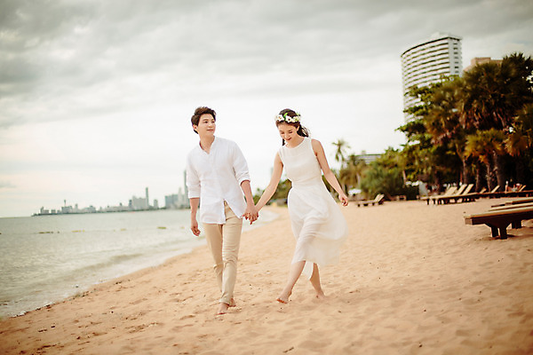 포토 JPG 주간 전신 해외기획촬영 라이프스타일 부부 커플 원피스 여자 남자 행복 신부 커플라이프 신랑 와이셔츠 신혼부부 맨발 사랑 서기 사람 동양인 성인 해변 야외 두명 앞모습 30대 모래사장 걷기 손잡기 화관 산책 한국인 신혼여행 긴바지 2015년태국 장년만 성인만 어싱 국내포토 자연요소 옷 꽃 감정 바다 뷰포인트 결혼 셔츠 바지 관계 모션 발 휴식 인종 생활 장년 신혼 파일형식