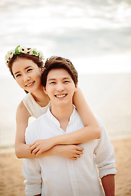 포토 JPG 주간 해외기획촬영 라이프스타일 부부 커플 여자 남자 행복 신부 커플라이프 신랑 신혼부부 안기 사랑 미소 사람 동양인 상반신 성인 해변 야외 두명 앞모습 30대 화관 한국인 신혼여행 백허그 2015년태국 장년만 성인만 국내포토 자연요소 꽃 감정 바다 뷰포인트 결혼 관계 모션 포옹 표정 인종 생활 장년 신혼 파일형식