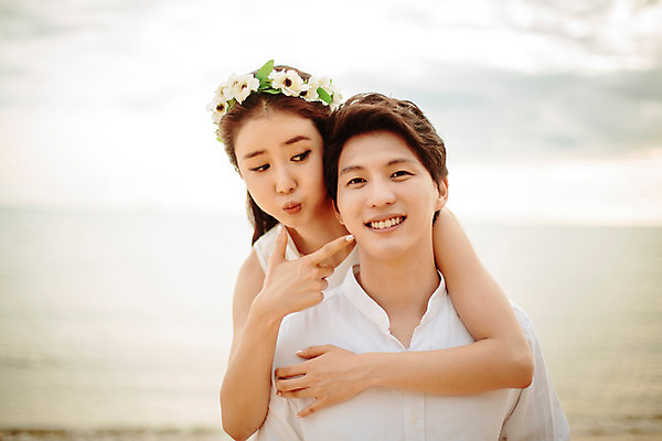 포토 JPG 주간 해외기획촬영 라이프스타일 부부 커플 여자 남자 행복 신부 커플라이프 신랑 장난 신혼부부 안기 사랑 미소 사람 동양인 상반신 성인 해변 야외 두명 앞모습 30대 화관 한국인 신혼여행 백허그 찌르기 2015년태국 장년만 성인만 국내포토 자연요소 꽃 감정 바다 뷰포인트 결혼 관계 모션 포옹 표정 인종 생활 장년 신혼 파일형식