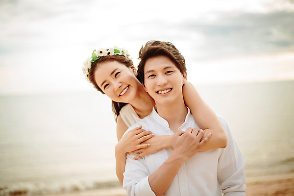 포토 JPG 주간 해외기획촬영 라이프스타일 부부 커플 여자 남자 행복 신부 커플라이프 신랑 신혼부부 안기 사랑 미소 사람 동양인 상반신 성인 해변 야외 두명 앞모습 30대 화관 한국인 신혼여행 백허그 2015년태국 장년만 성인만 국내포토 자연요소 꽃 감정 바다 뷰포인트 결혼 관계 모션 포옹 표정 인종 생활 장년 신혼 파일형식