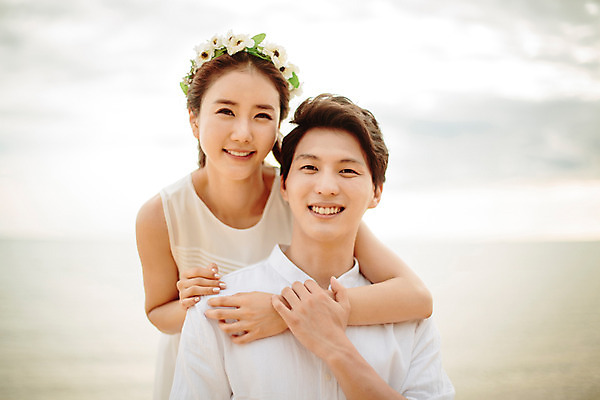 포토 JPG 주간 해외기획촬영 라이프스타일 부부 커플 여자 남자 행복 신부 커플라이프 신랑 신혼부부 안기 사랑 미소 사람 동양인 상반신 성인 해변 야외 두명 앞모습 30대 화관 한국인 신혼여행 백허그 2015년태국 장년만 성인만 국내포토 자연요소 꽃 감정 바다 뷰포인트 결혼 관계 모션 포옹 표정 인종 생활 장년 신혼 파일형식
