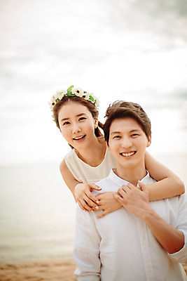 포토 JPG 주간 해외기획촬영 라이프스타일 부부 커플 여자 남자 행복 신부 커플라이프 신랑 신혼부부 안기 사랑 미소 사람 동양인 상반신 성인 해변 야외 두명 앞모습 30대 화관 한국인 신혼여행 백허그 2015년태국 장년만 성인만 국내포토 자연요소 꽃 감정 바다 뷰포인트 결혼 관계 모션 포옹 표정 인종 생활 장년 신혼 파일형식